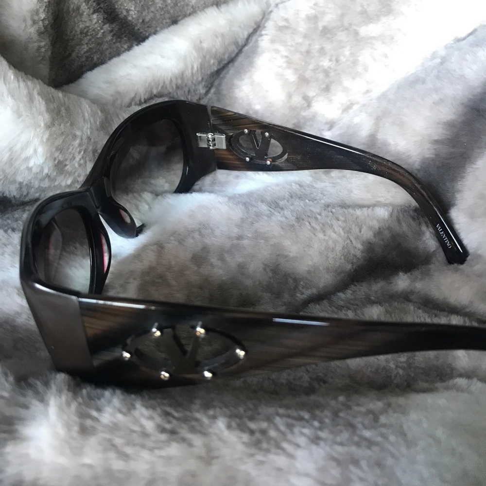 Brown Tortoise Color Valentino Sunglasses - Picture 5 of 6